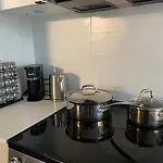 Luxury 1Br& Den Minutes To Transit & Danforth