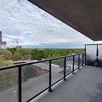Luxury 1Br& Den Minutes To Transit & Danforth