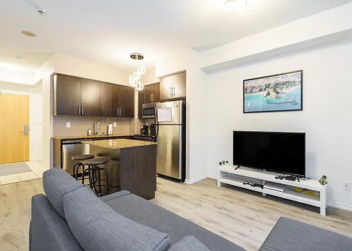 Spectacular 2Bdrm Suite In Maple Leaf Sq