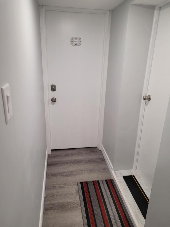Basement - Master Bedrooms In Bayview Village Gasthof Toronto