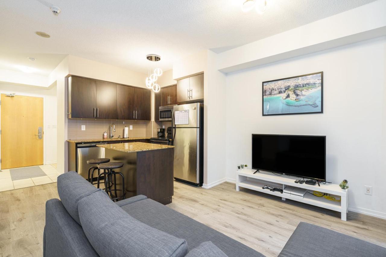 Spectacular 2bdrm In Maple Leaf Sq Apartment