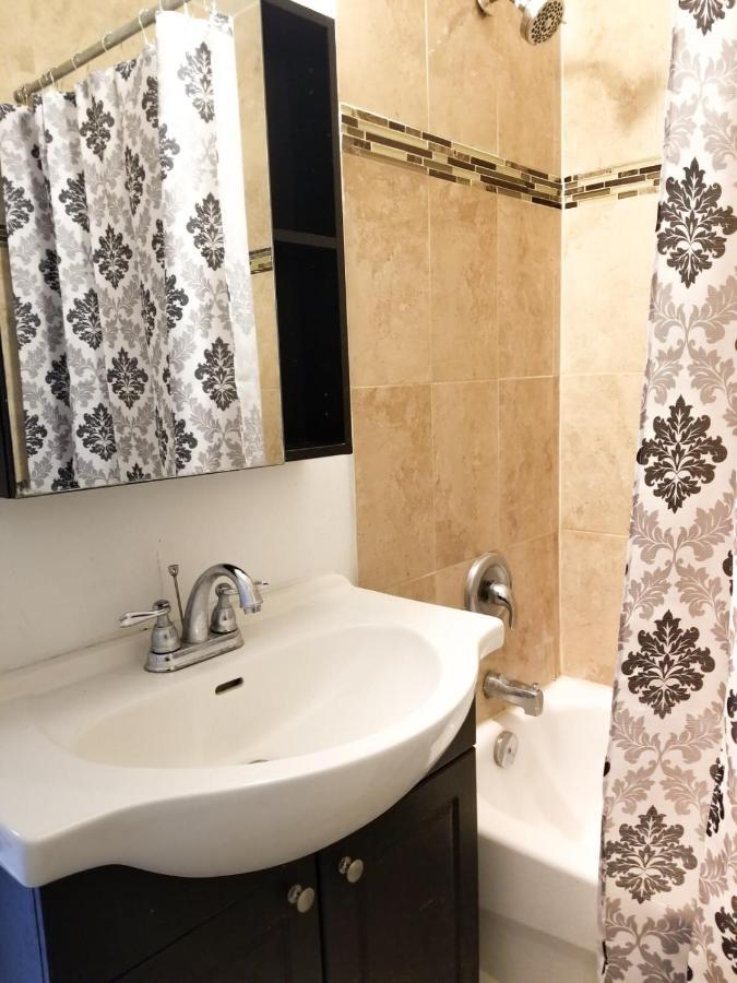 Homestay Cozy Bedroom - 7 Min Walk To Kennedy Station - Shared Bathroom Toronto