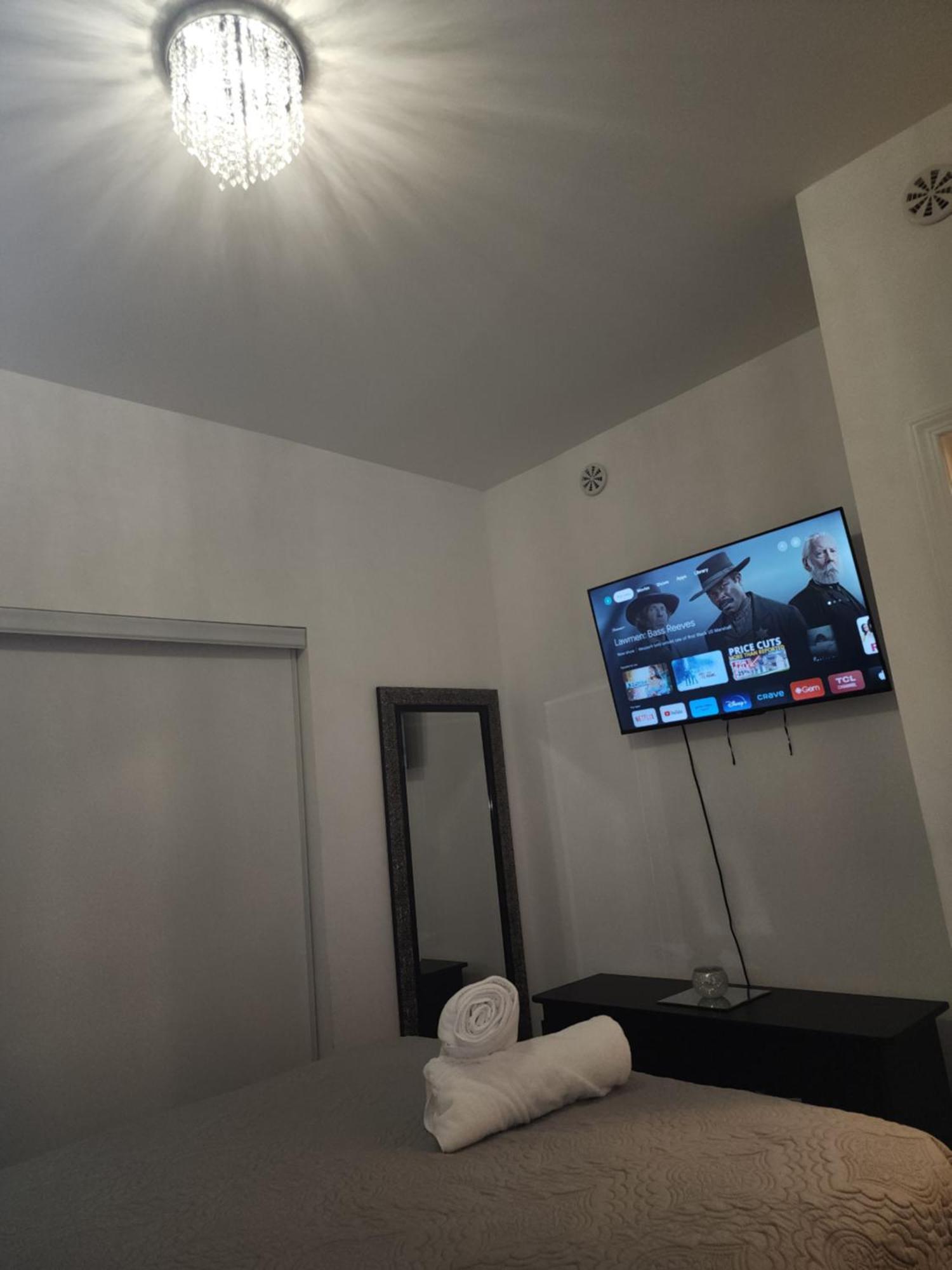 Apartment Beautiful Townhouse Near Yorkdale Mall, Wilson Subway *