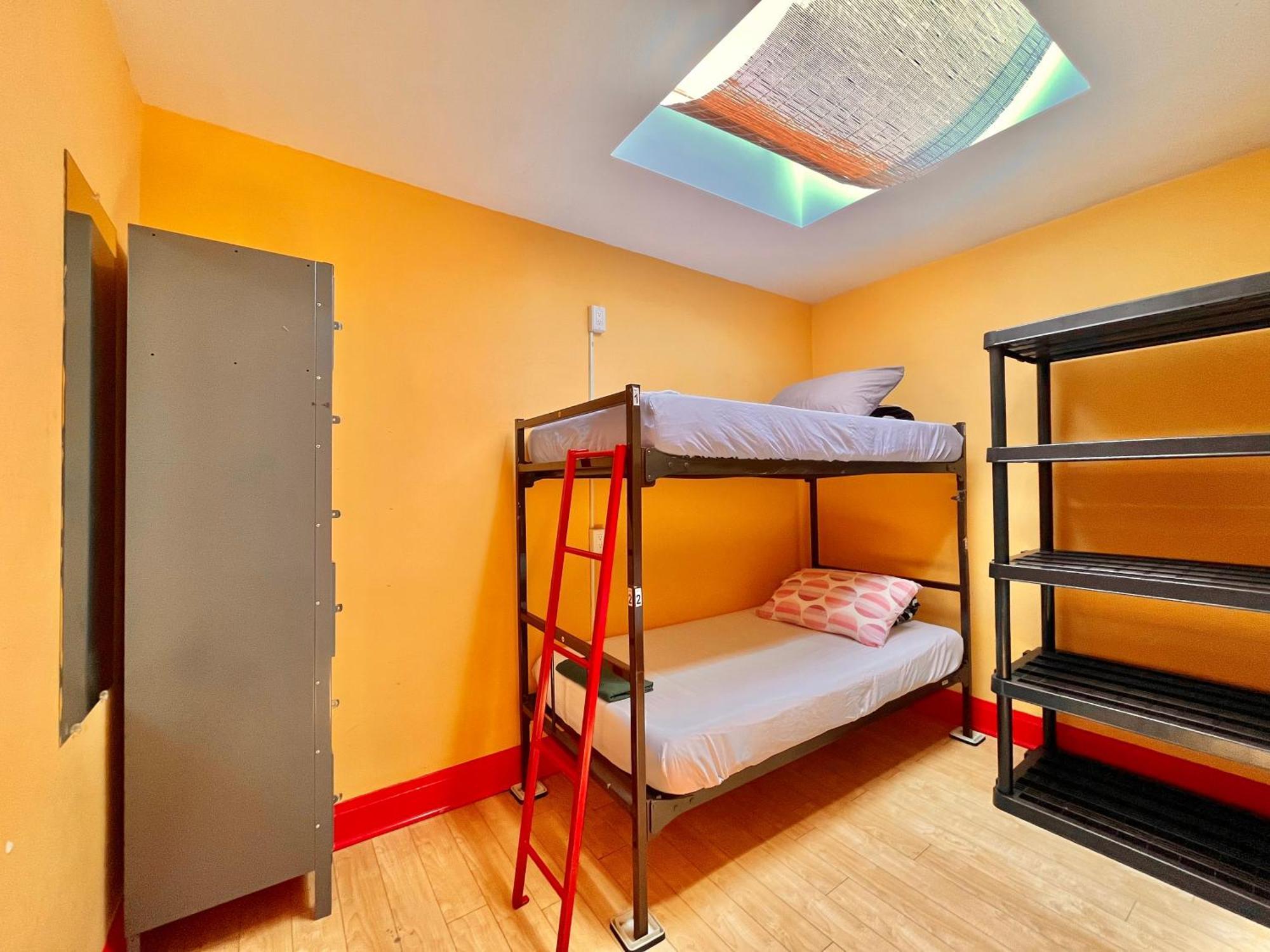 Hostel The Only Backpacker's (adults Only)