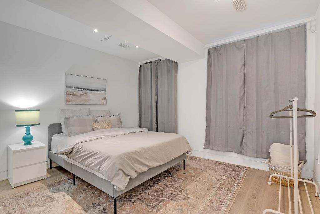Apartment In The Heart Of Downtown Toronto