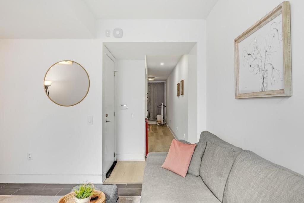 Apartment In The Heart Of Downtown Toronto