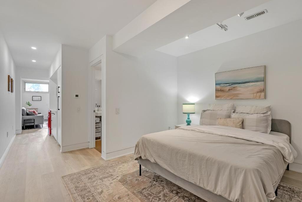 Apartment In The Heart Of Downtown Toronto