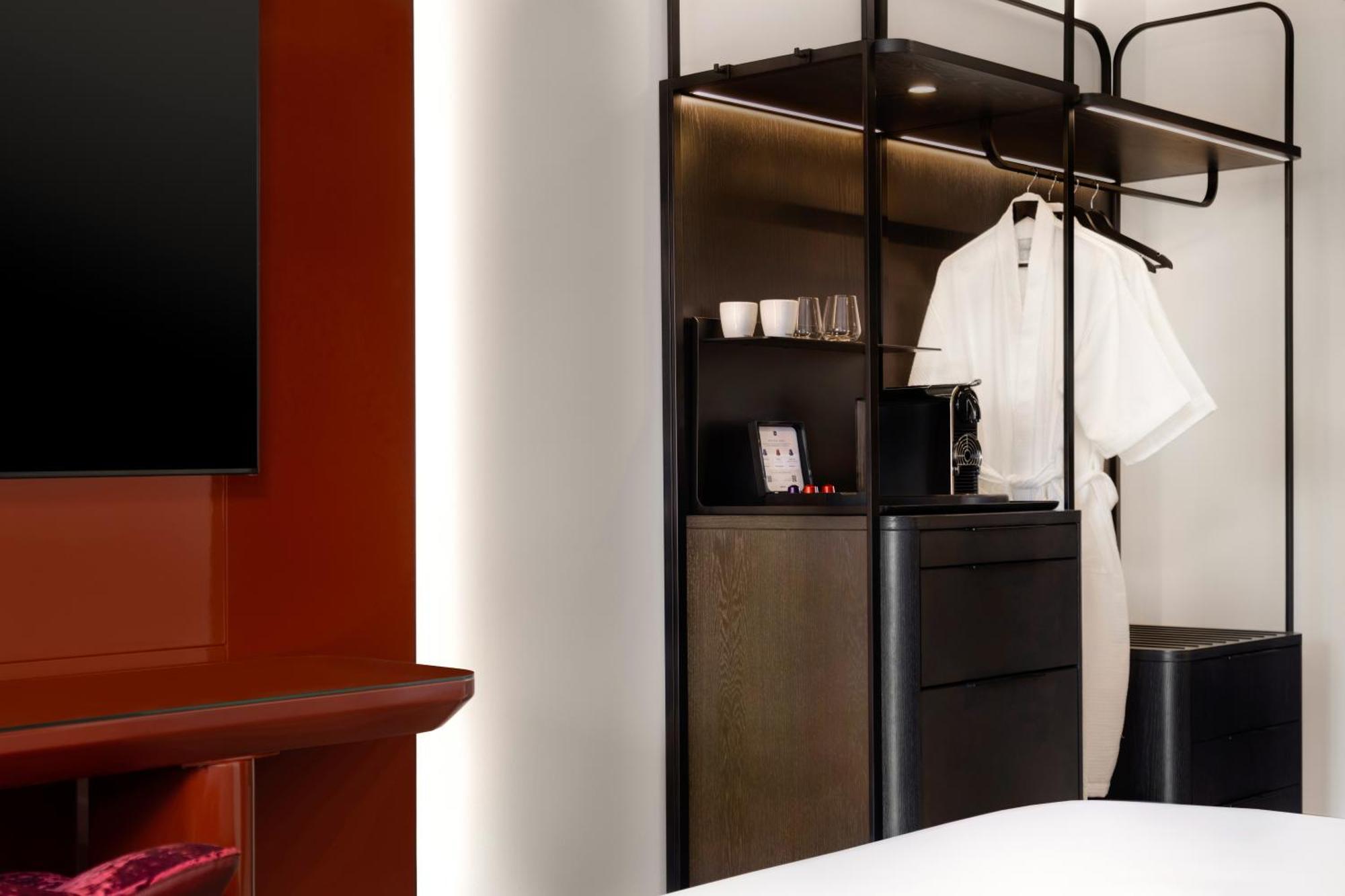 Hotel Revery Downtown, Curio Collection By Hilton Toronto