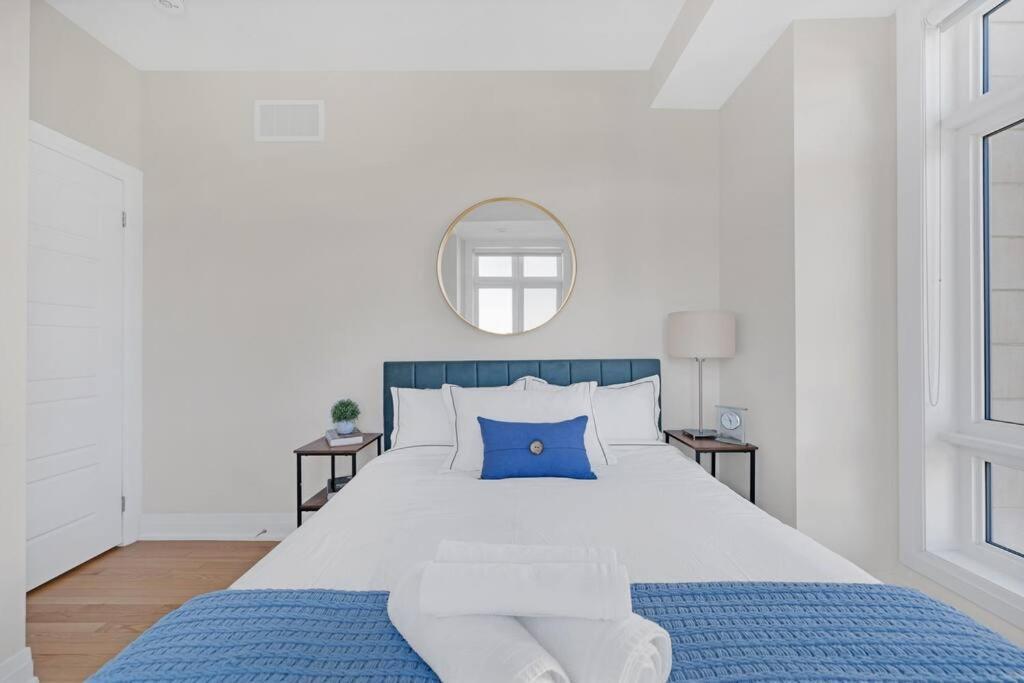 Designer Yorkdale 2br Townhouse, Private Patio, Parking Apartment *