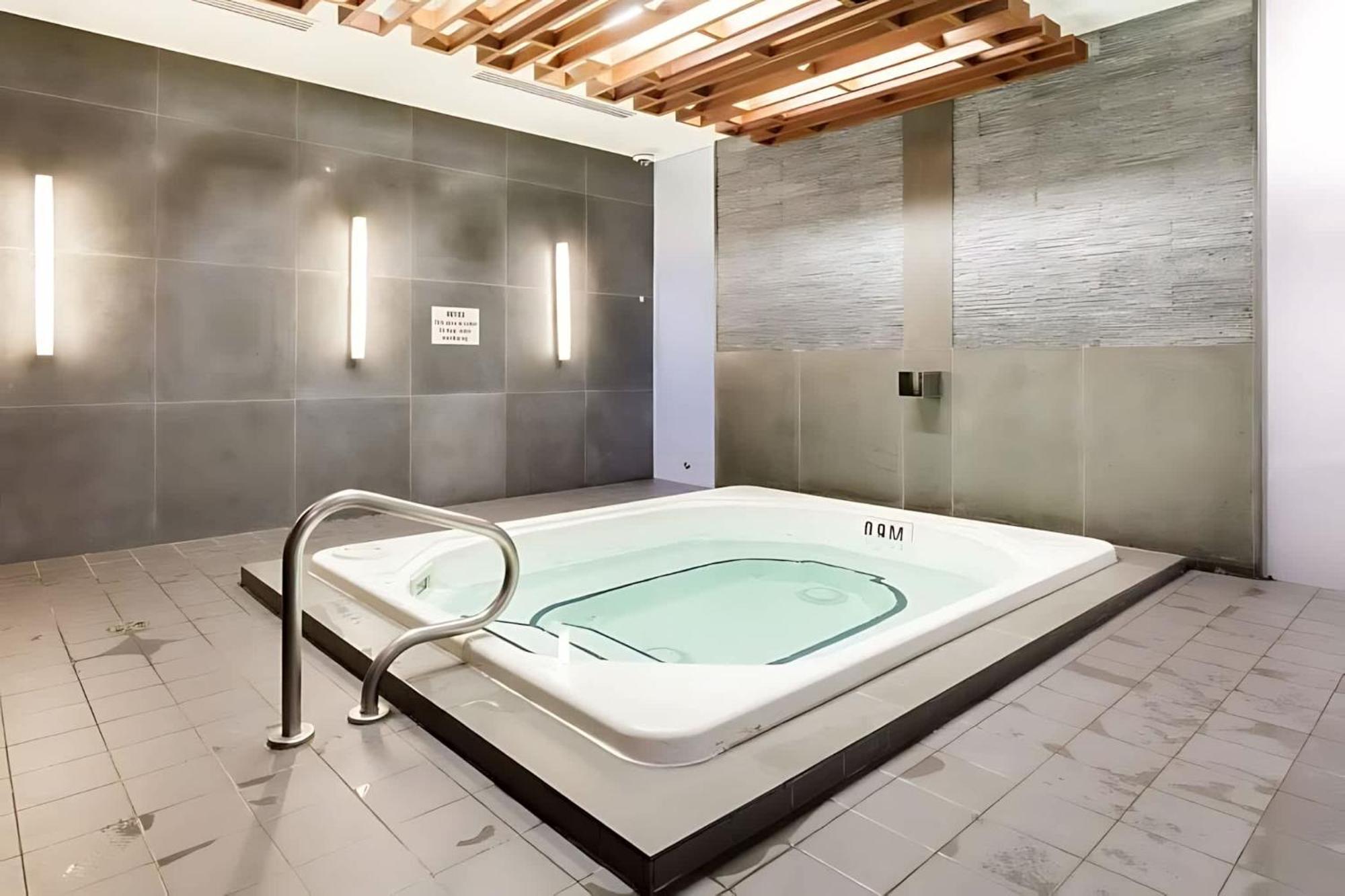 Loft With Stunning Views Of Cn Tower * Toronto