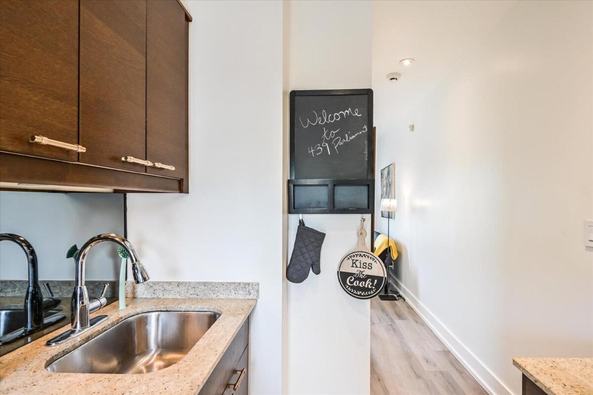 Apartment 1 Bedroom Oasis In Downtown Toronto