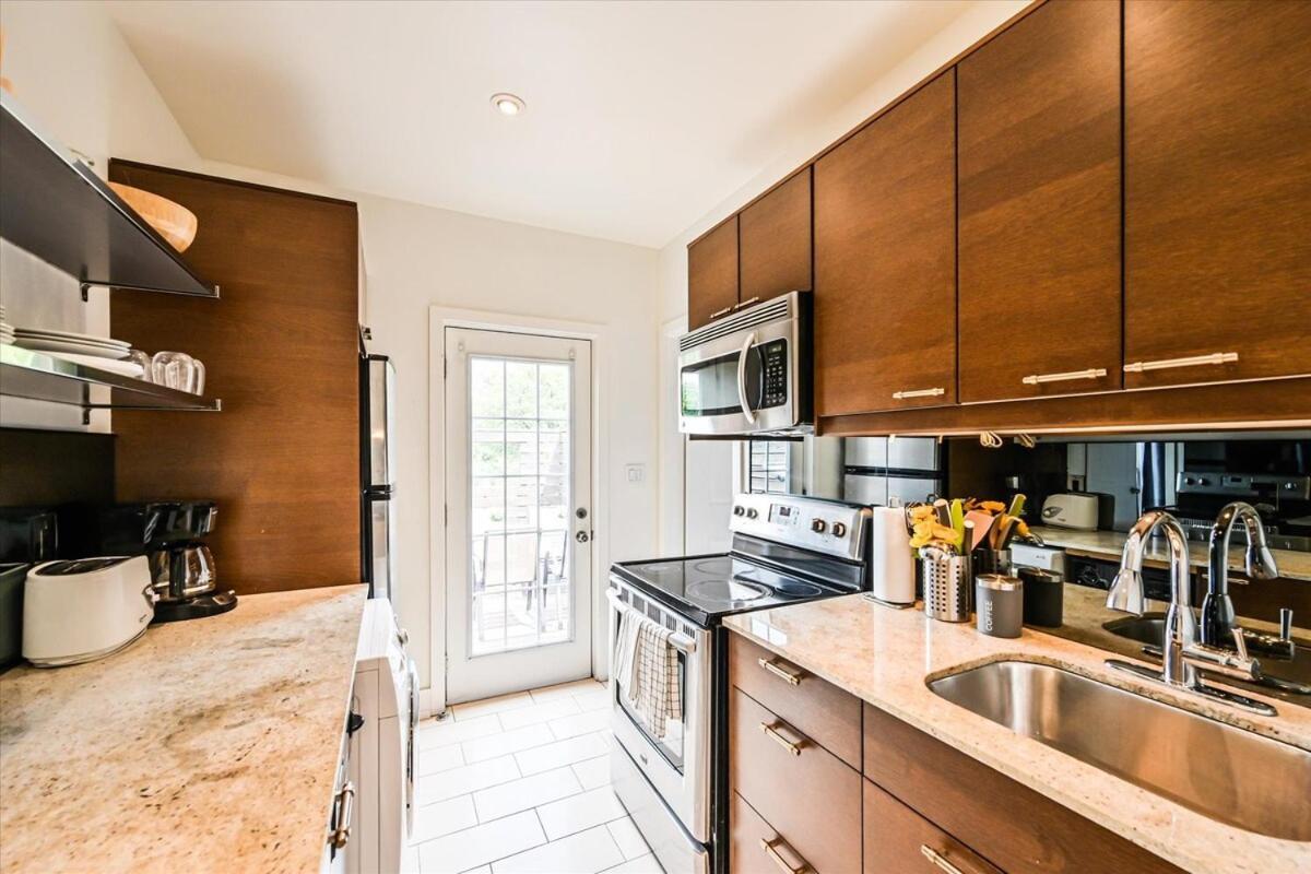 Apartment 1 Bedroom Oasis In Downtown *