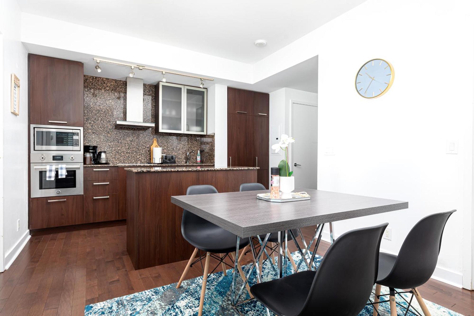 Apartment Downtown 2 Bedrooms *