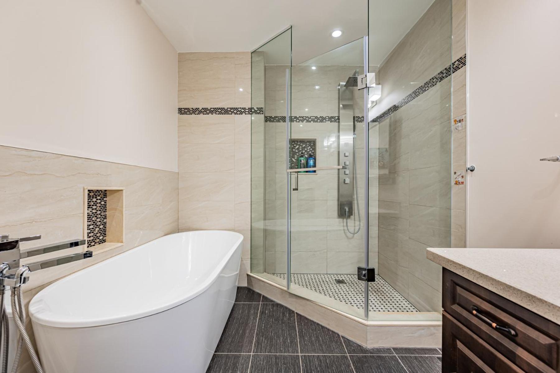 Villa 5br Townhouse Walk To Eaton Center, Downtown Core *