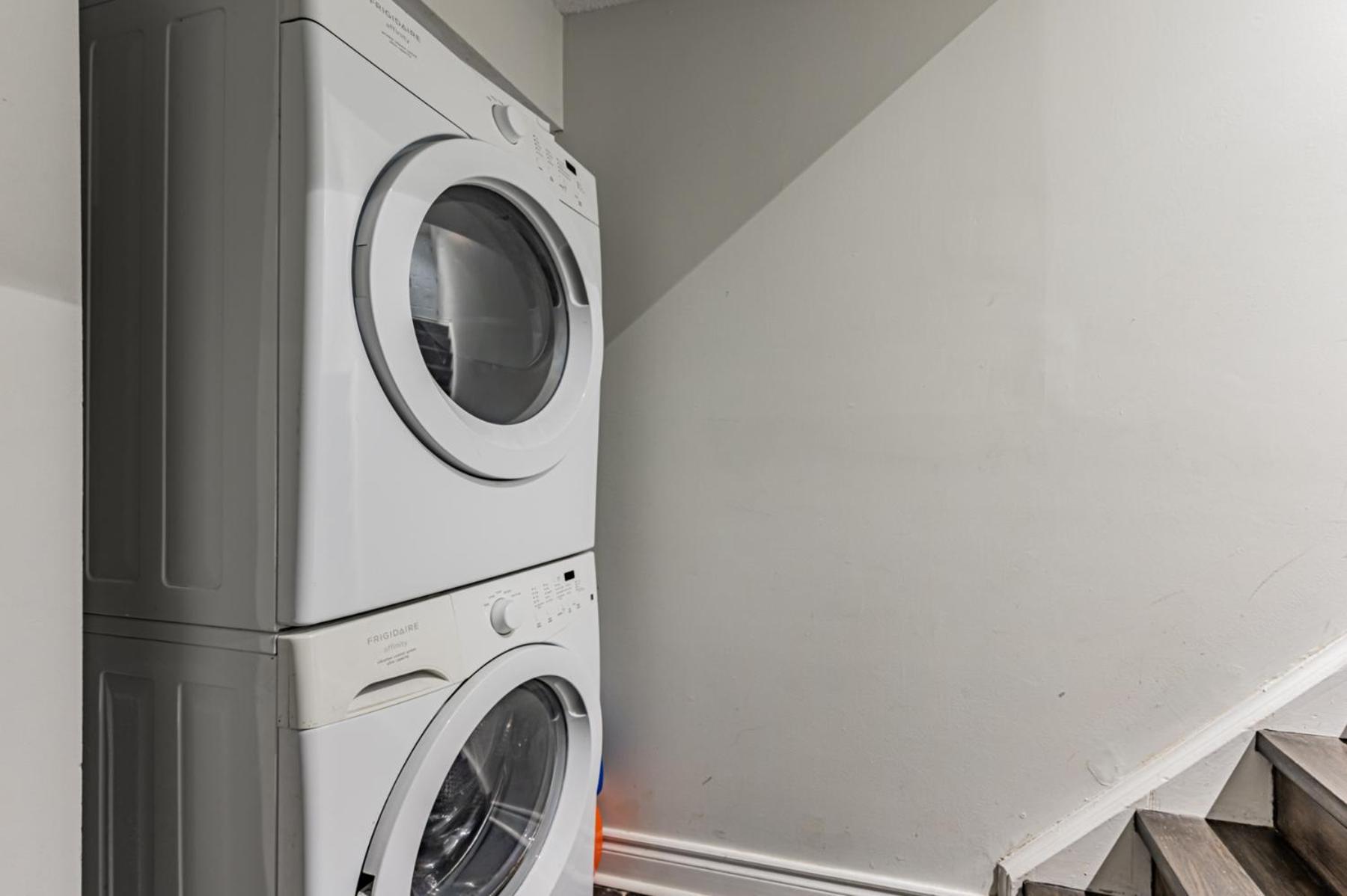 5br Townhouse Walk To Eaton Center, Downtown Core