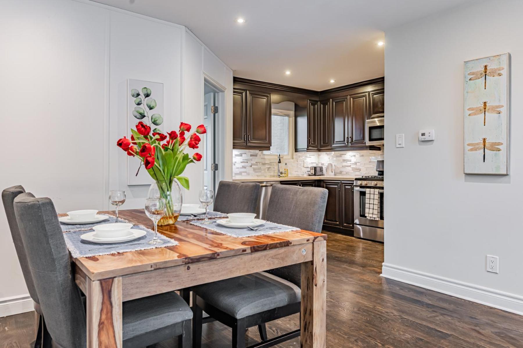 Villa 5br Townhouse Walk To Eaton Center, Downtown Core Toronto