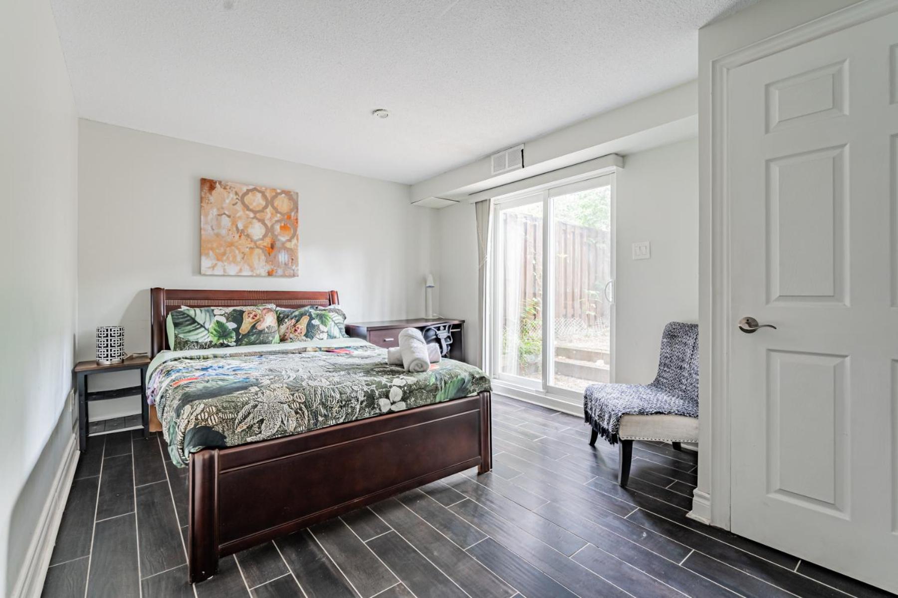 5br Townhouse Walk To Eaton Center, Downtown Core Toronto