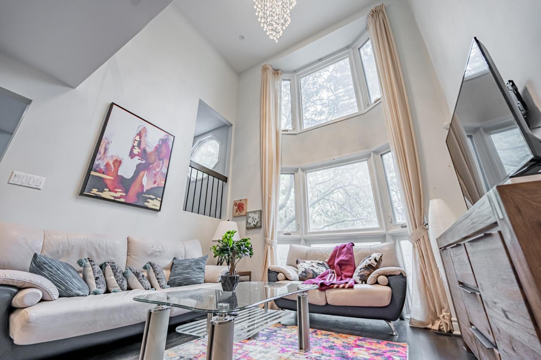 5br Townhouse Walk To Eaton Center, Downtown Core