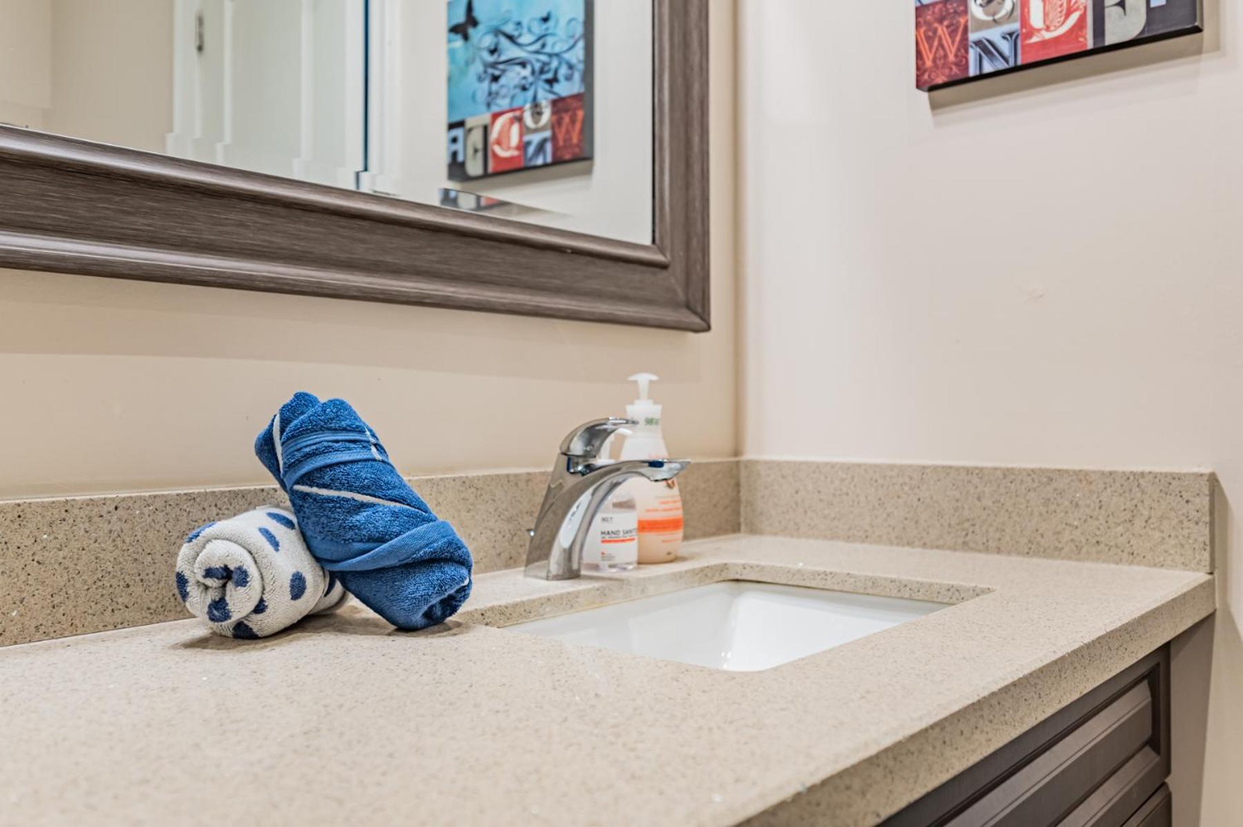 5br Townhouse Walk To Eaton Center, Downtown Core Villa *