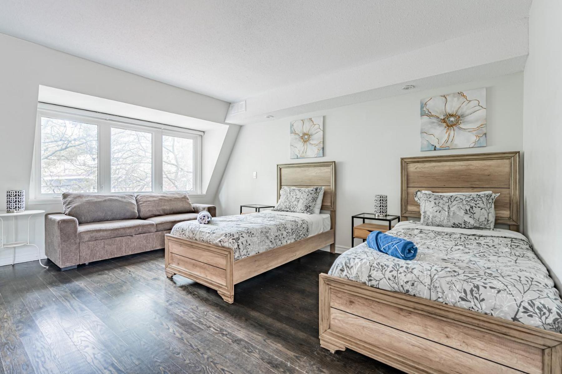 5br Townhouse Walk To Eaton Center, Downtown Core *