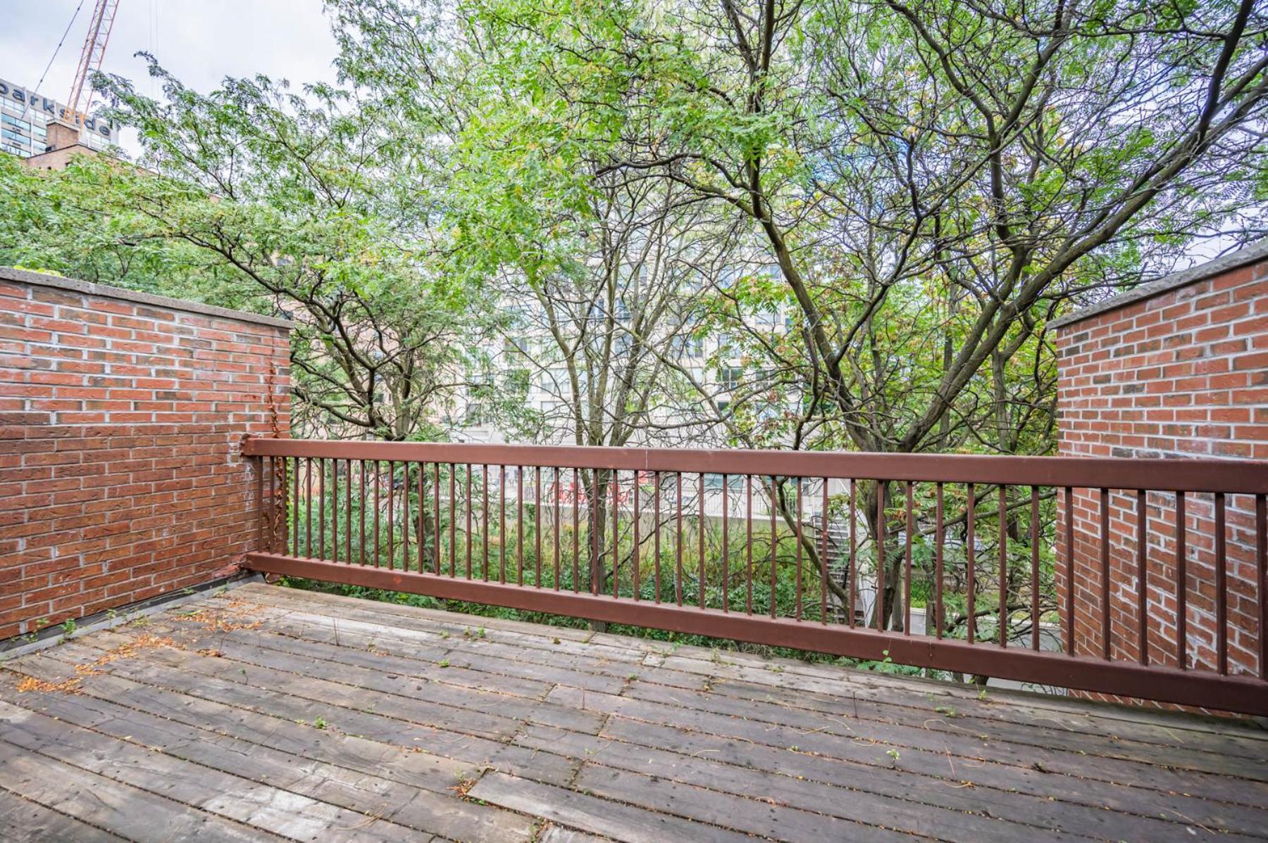 5br Townhouse Walk To Eaton Center, Downtown Core Toronto