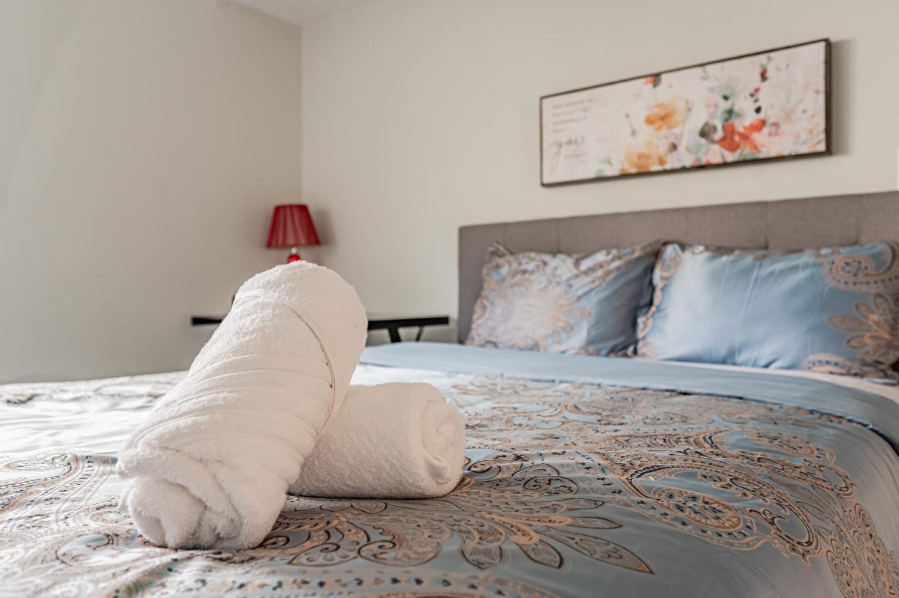 5br Townhouse Walk To Eaton Center, Downtown Core Villa *