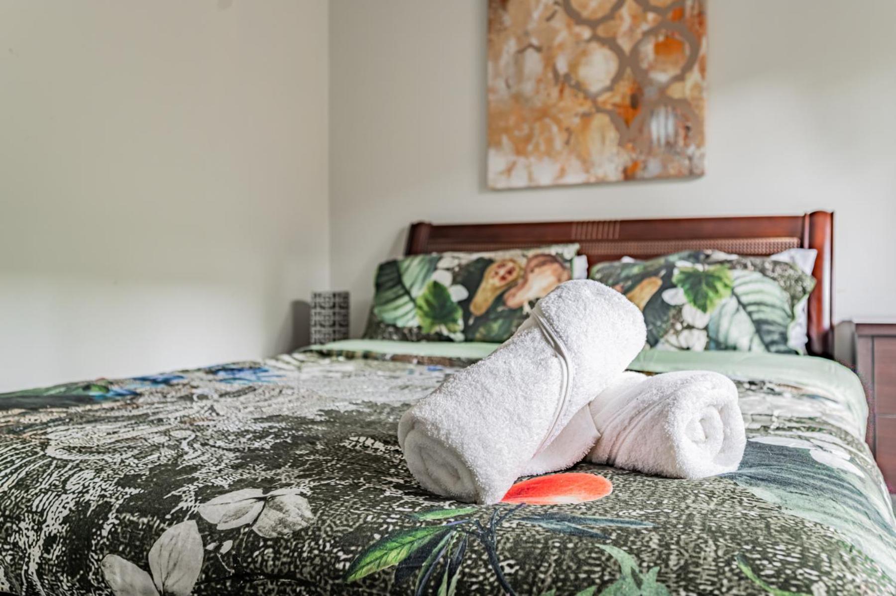 5br Townhouse Walk To Eaton Center, Downtown Core *
