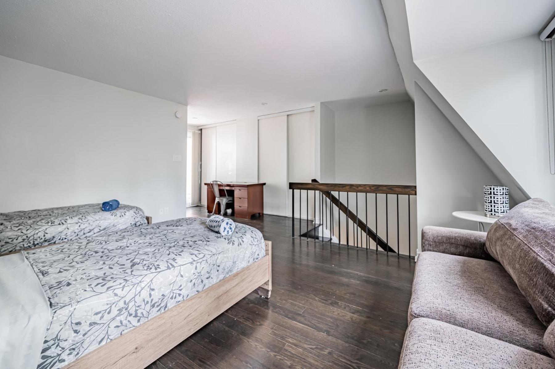 5br Townhouse Walk To Eaton Center, Downtown Core Toronto