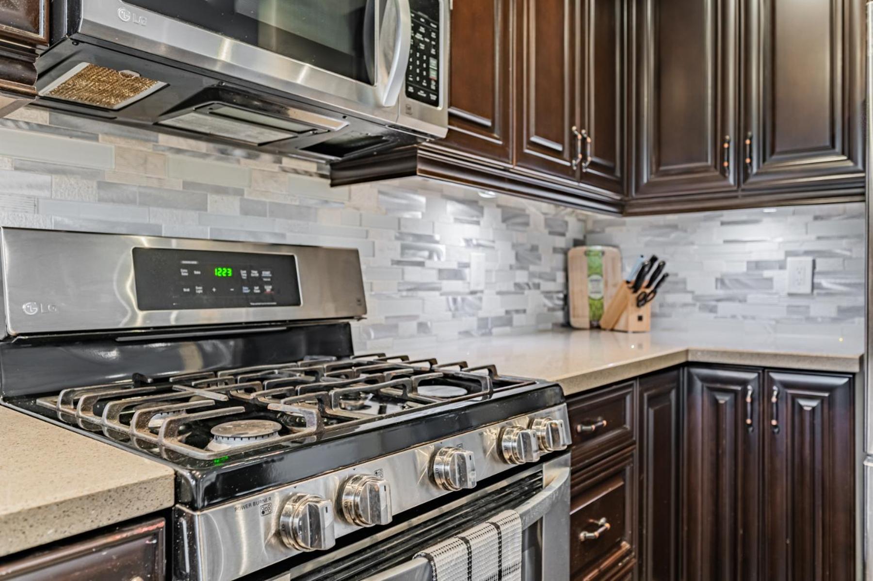 5br Townhouse Walk To Eaton Center, Downtown Core * Toronto