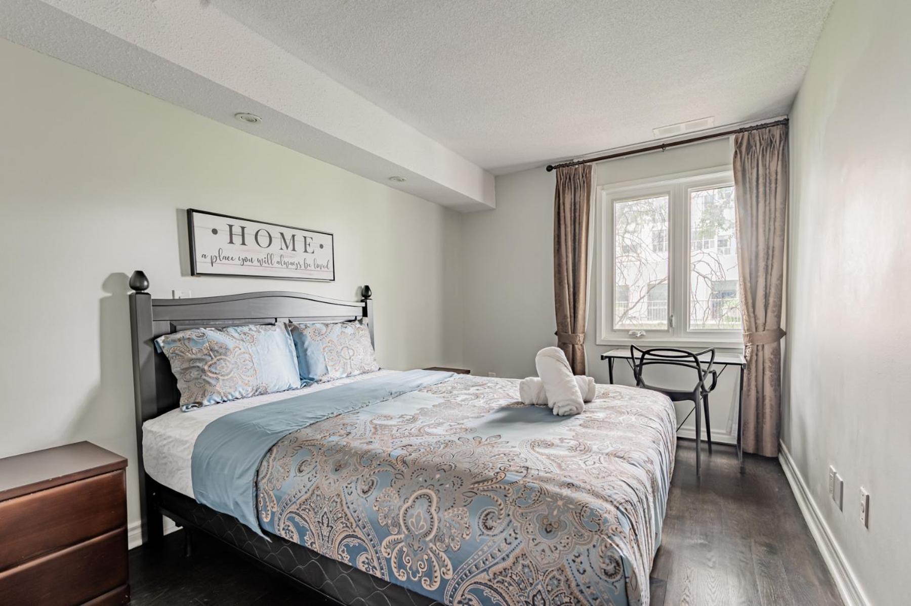 5br Townhouse Walk To Eaton Center, Downtown Core Villa *