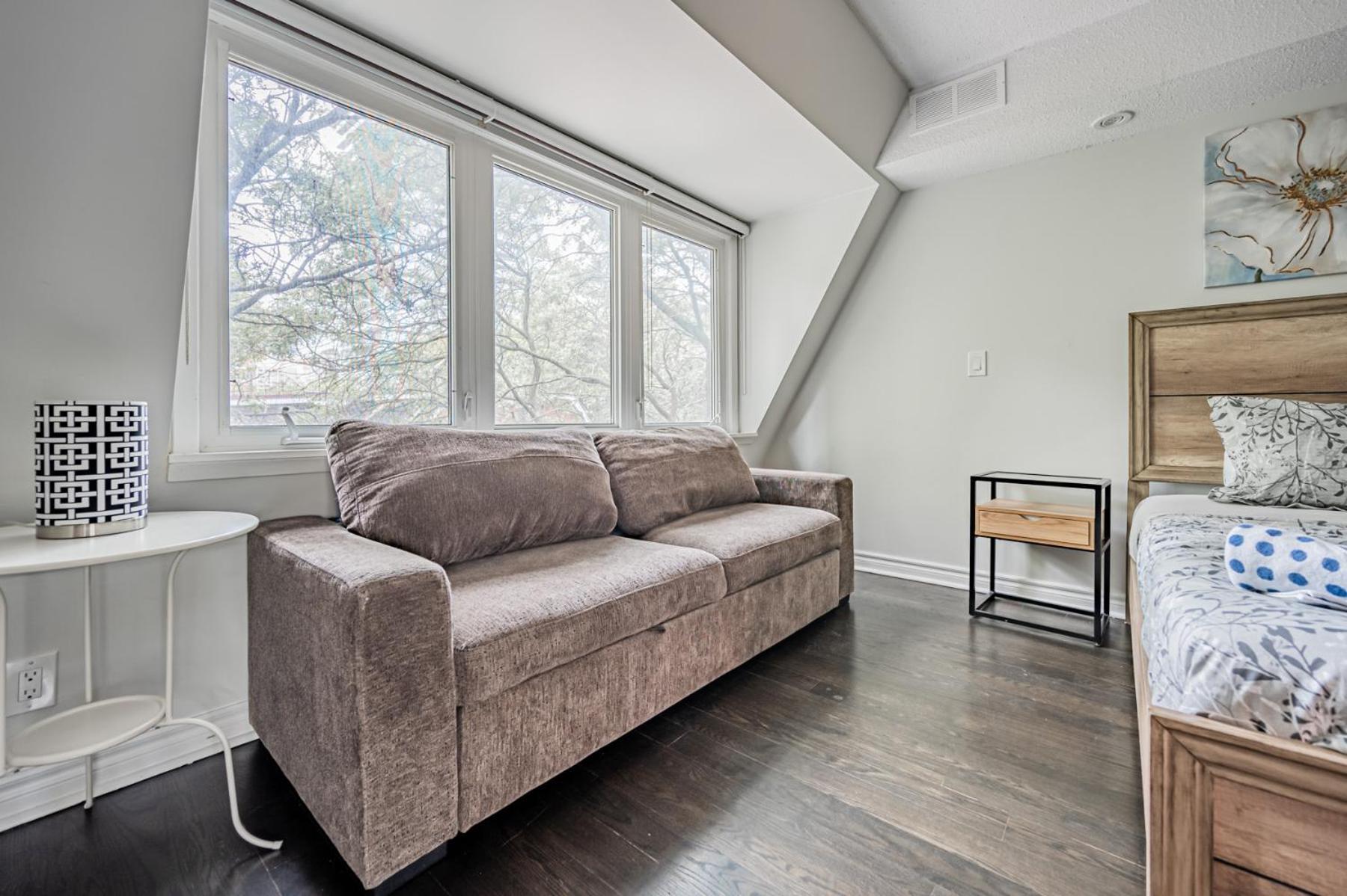 Villa 5br Townhouse Walk To Eaton Center, Downtown Core *