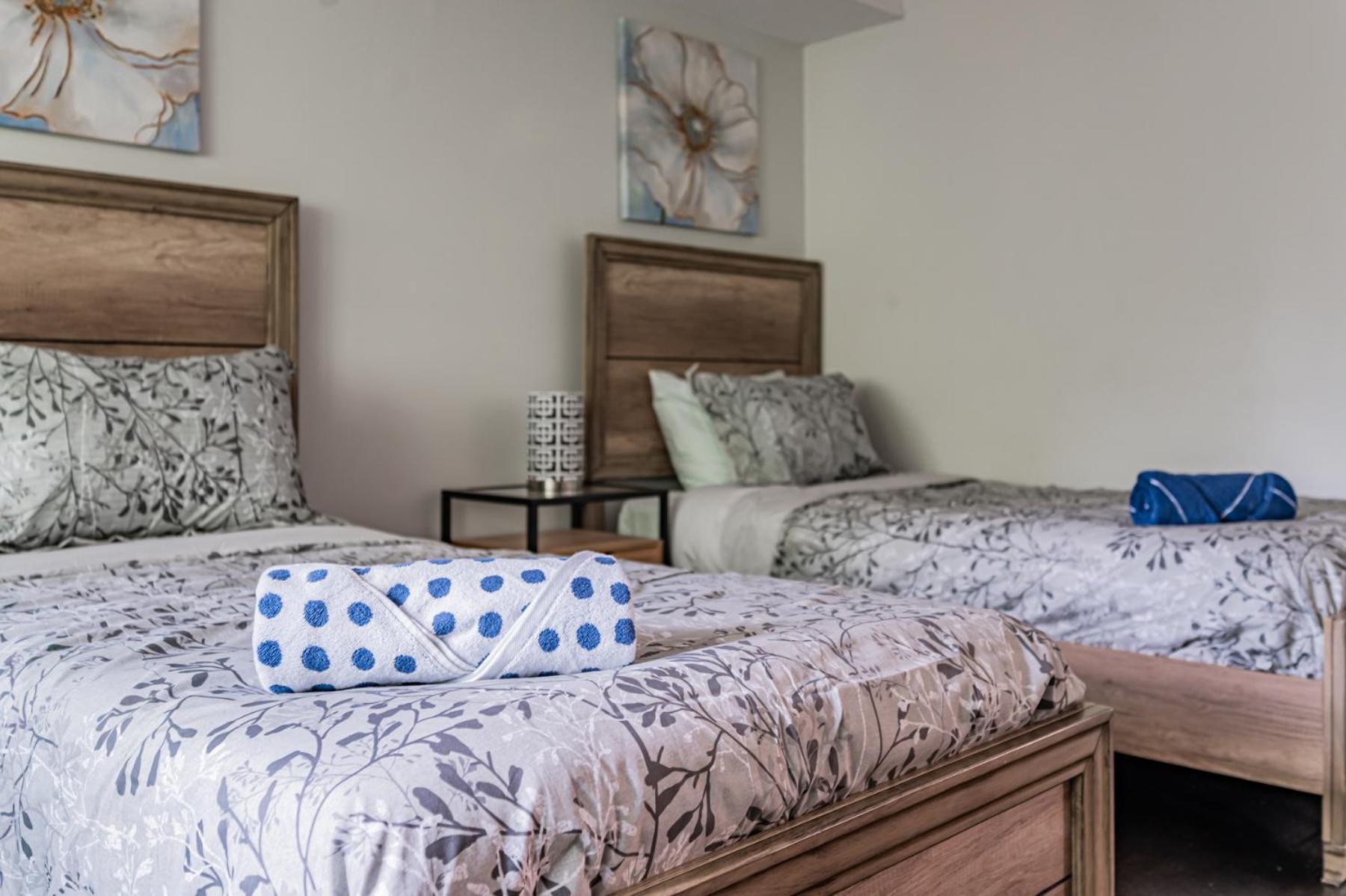 5br Townhouse Walk To Eaton Center, Downtown Core *