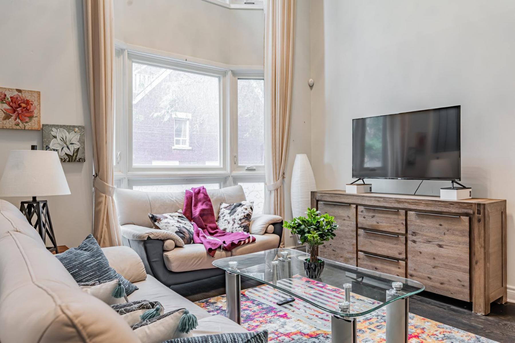 5br Townhouse Walk To Eaton Center, Downtown Core Toronto