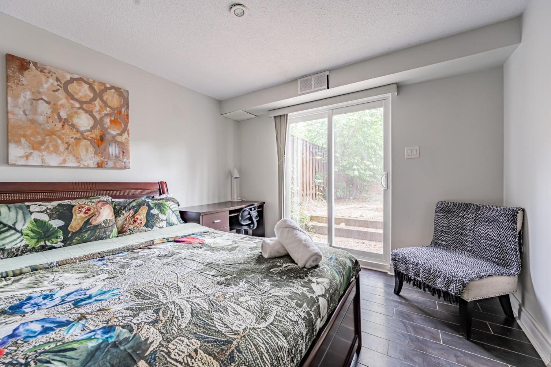 5br Townhouse Walk To Eaton Center, Downtown Core Villa