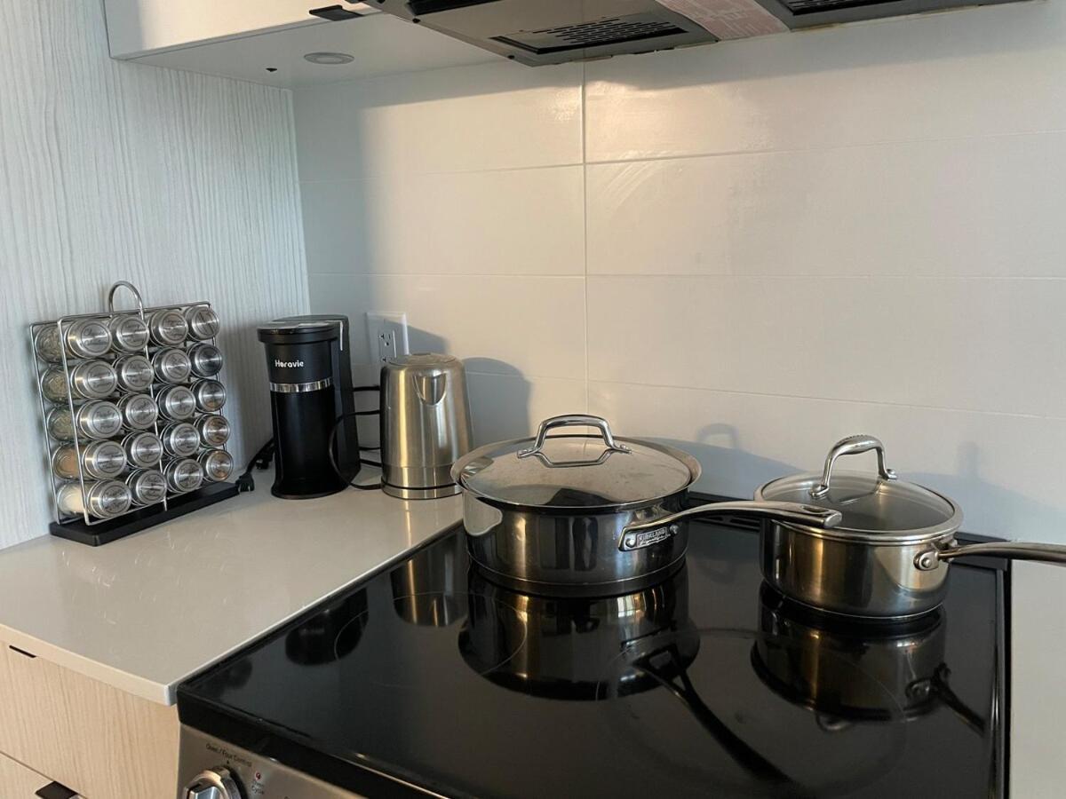 Luxury 1br& Den Minutes To Transit & Danforth