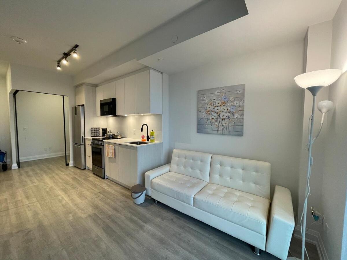 Luxury 1br& Den Minutes To Transit & Danforth Apartment *