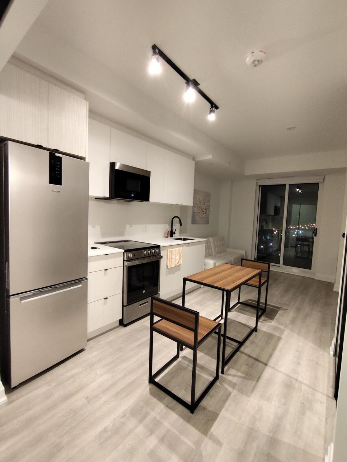 Luxury 1br& Den Minutes To Transit & Danforth Apartment Toronto