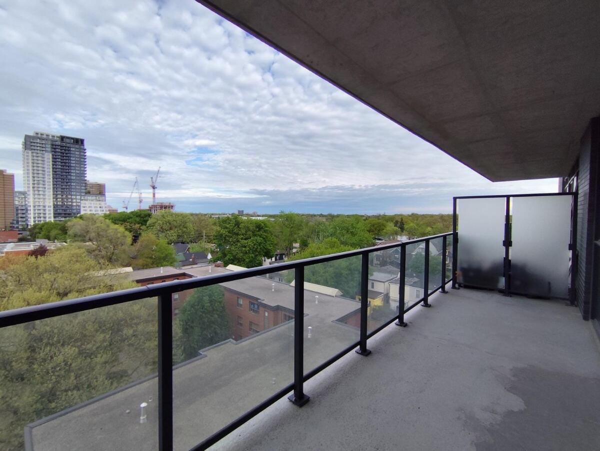 Luxury 1br& Den Minutes To Transit & Danforth * Toronto