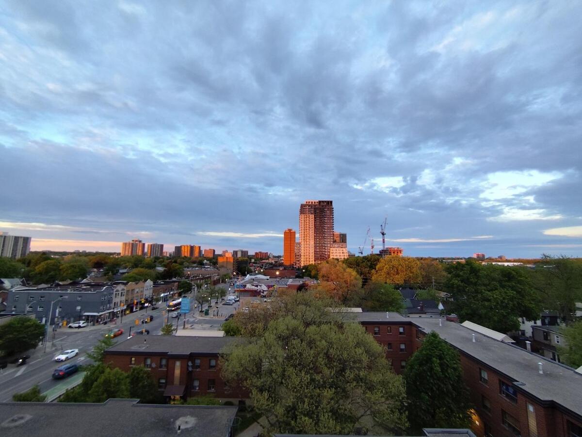 Luxury 1br& Den Minutes To Transit & Danforth Apartment