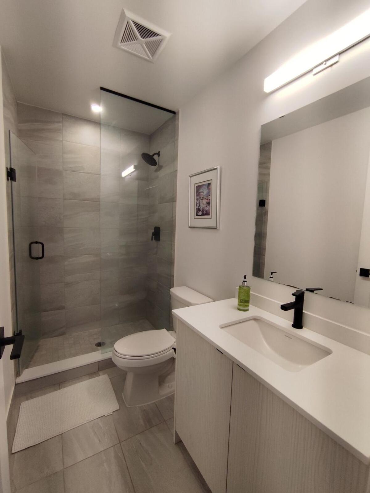 Luxury 1br& Den Minutes To Transit & Danforth Apartment Toronto