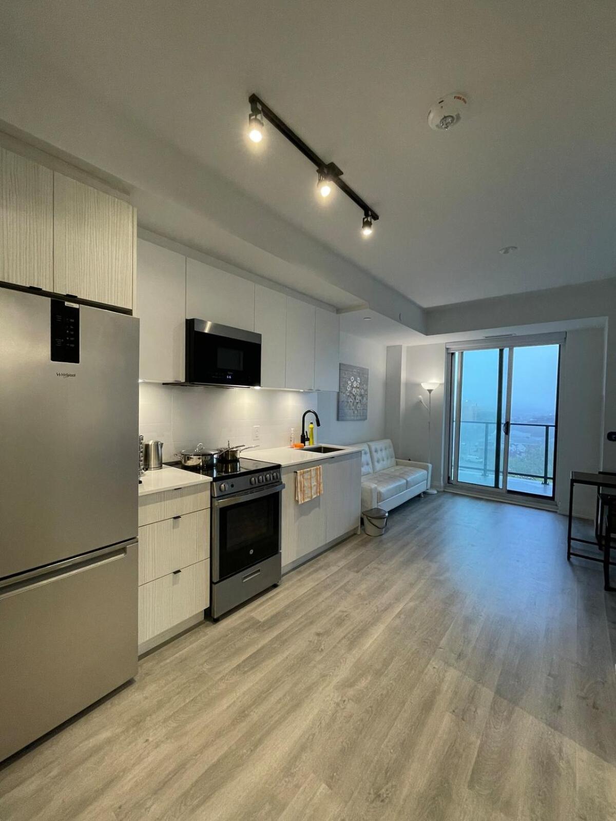 Luxury 1br& Den Minutes To Transit & Danforth Toronto