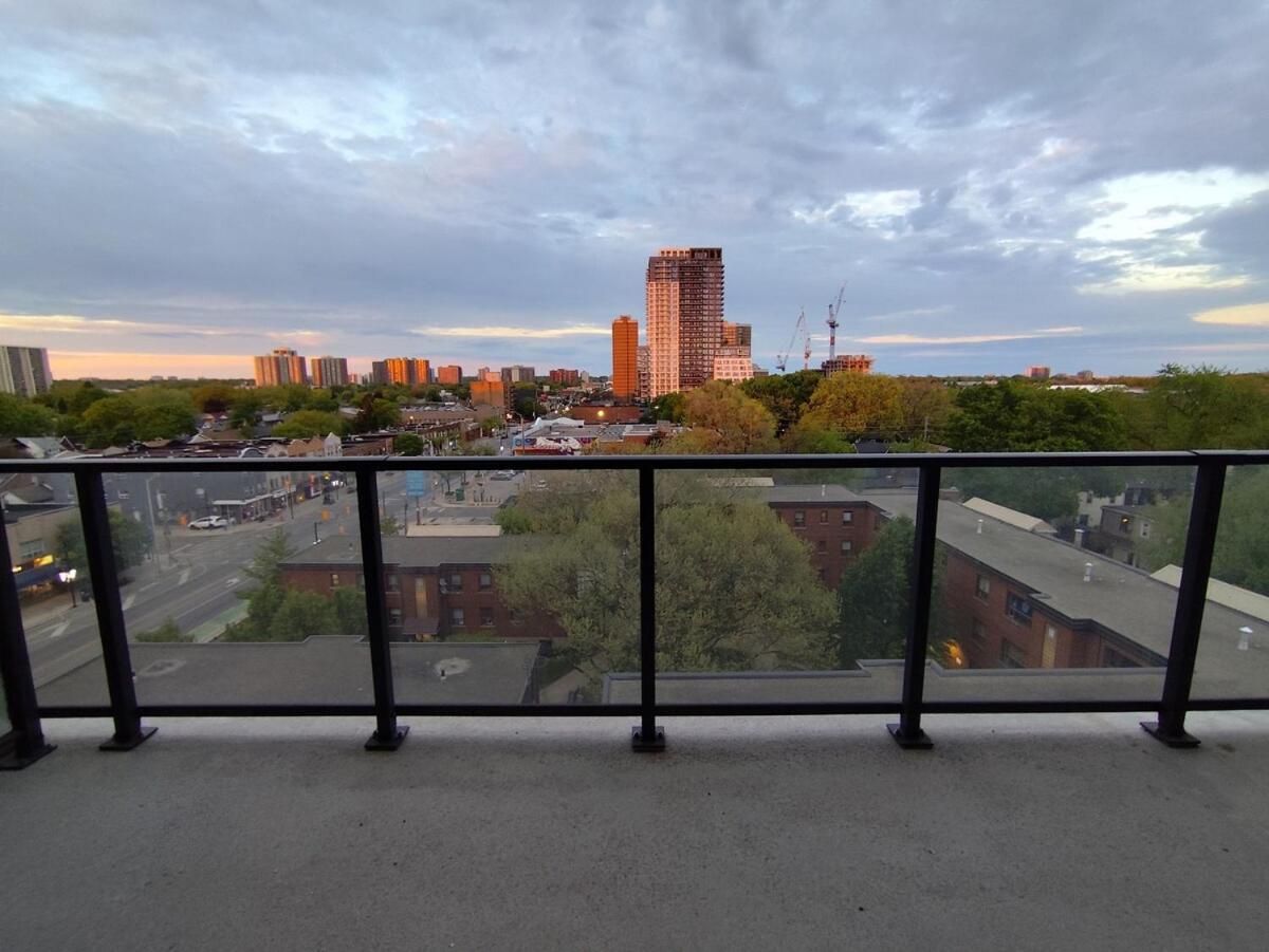 Apartment Luxury 1br& Den Minutes To Transit & Danforth