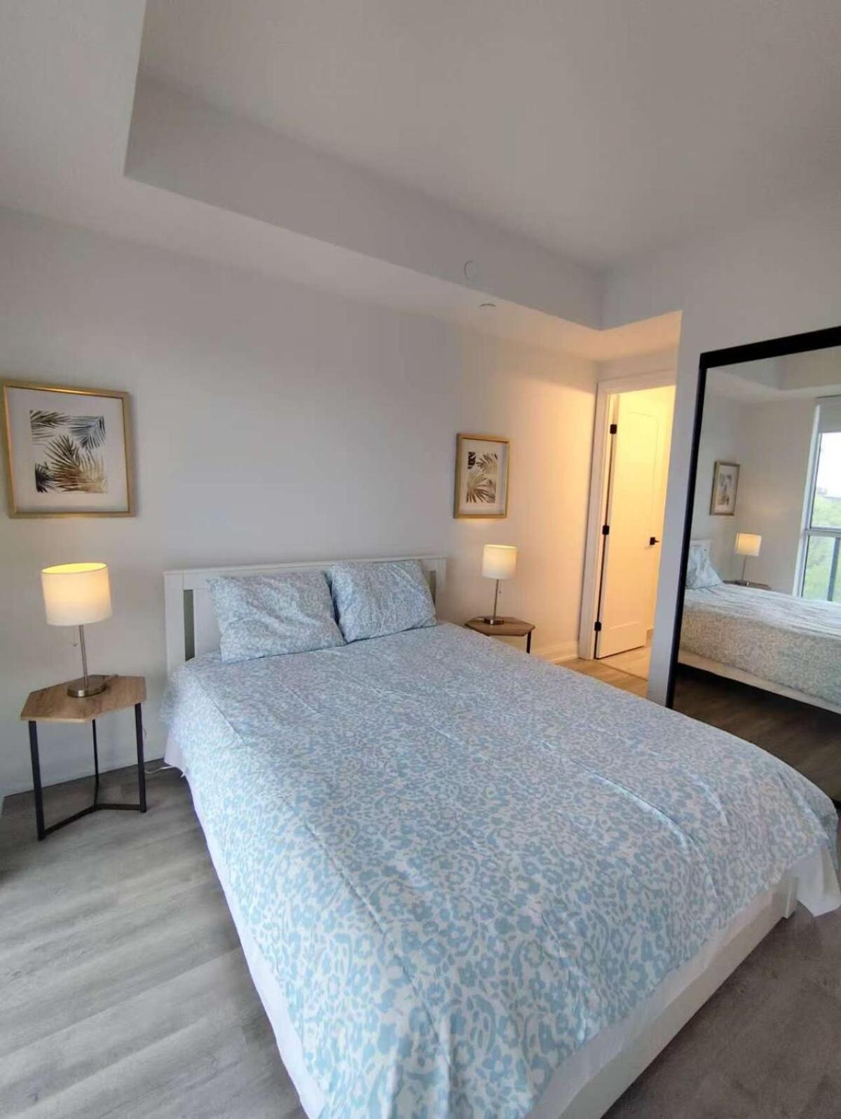 Luxury 1br& Den Minutes To Transit & Danforth Apartment *