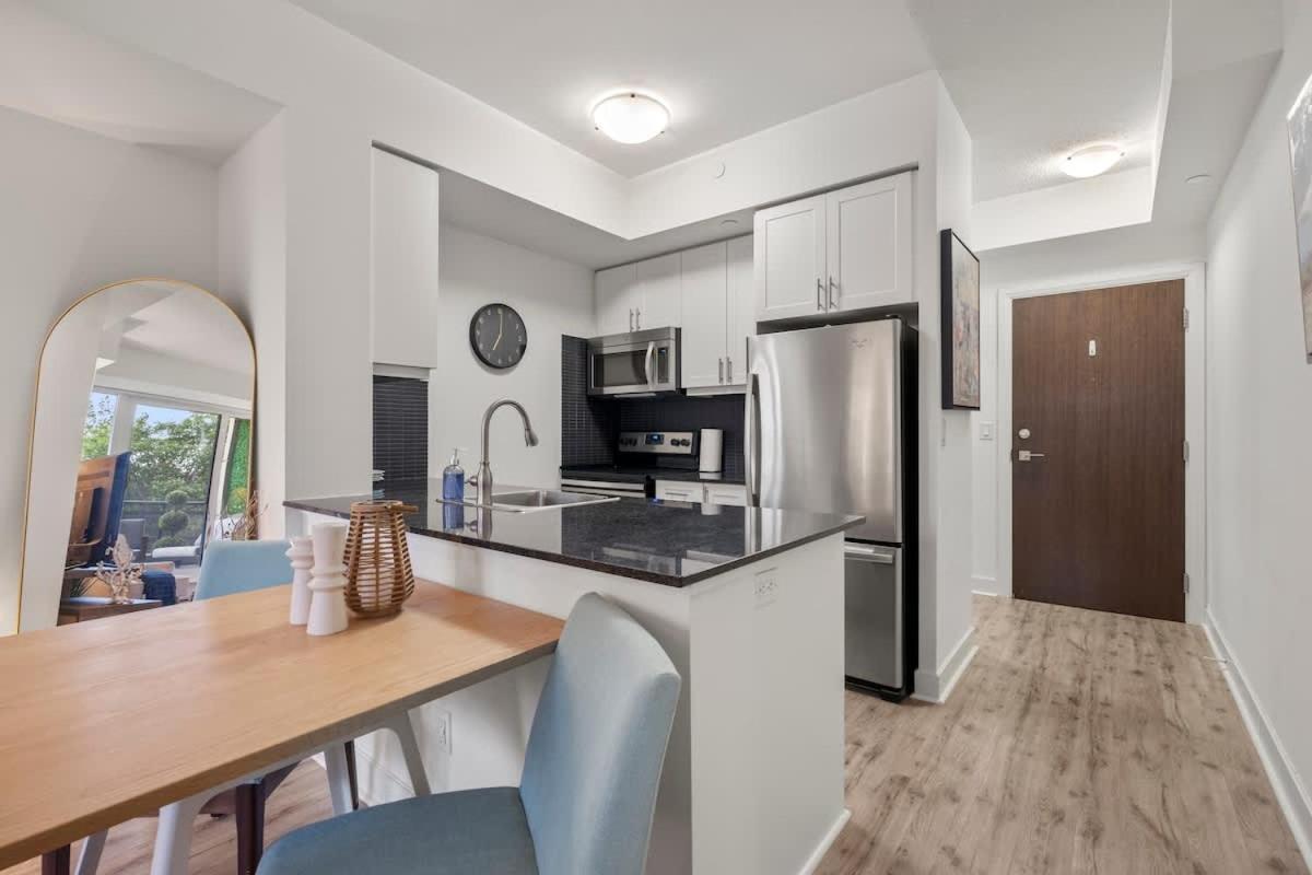 Charming With Private Terrace In Etobicoke Apartment