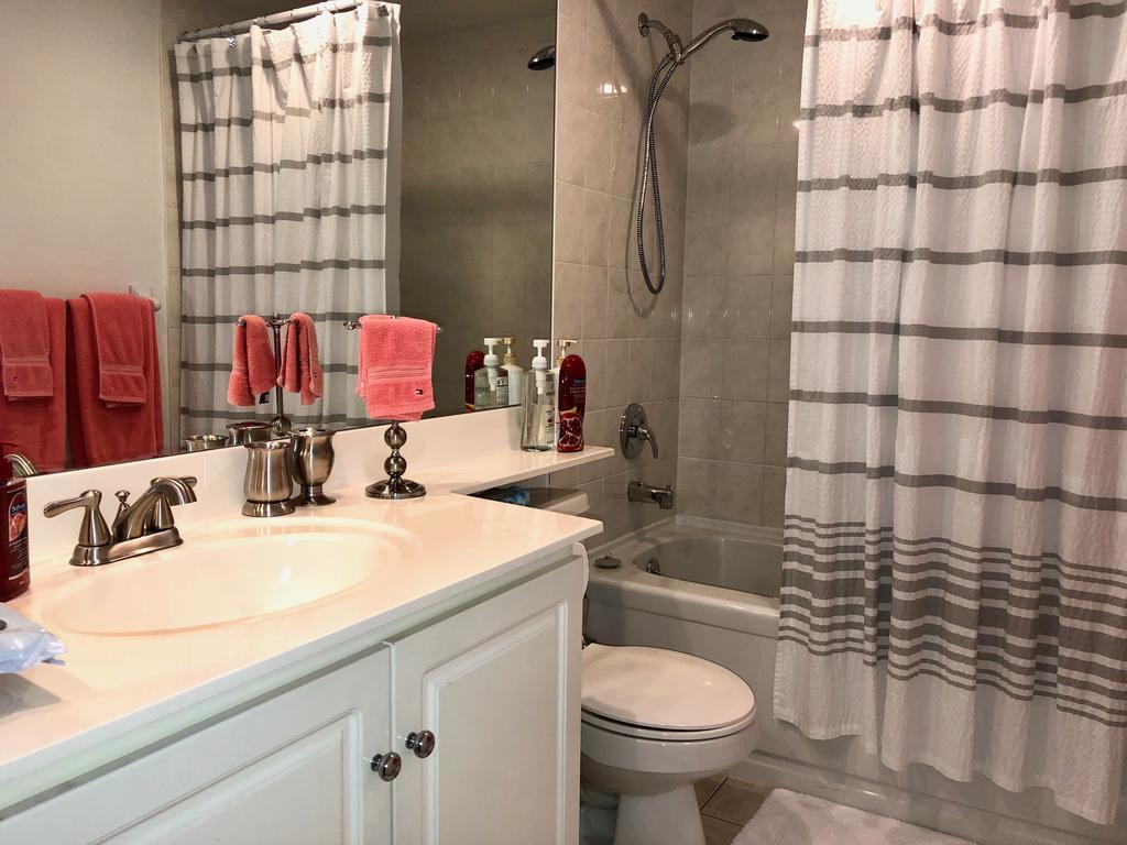 City - Downtown Toronto, Simcoe Street Apartment *