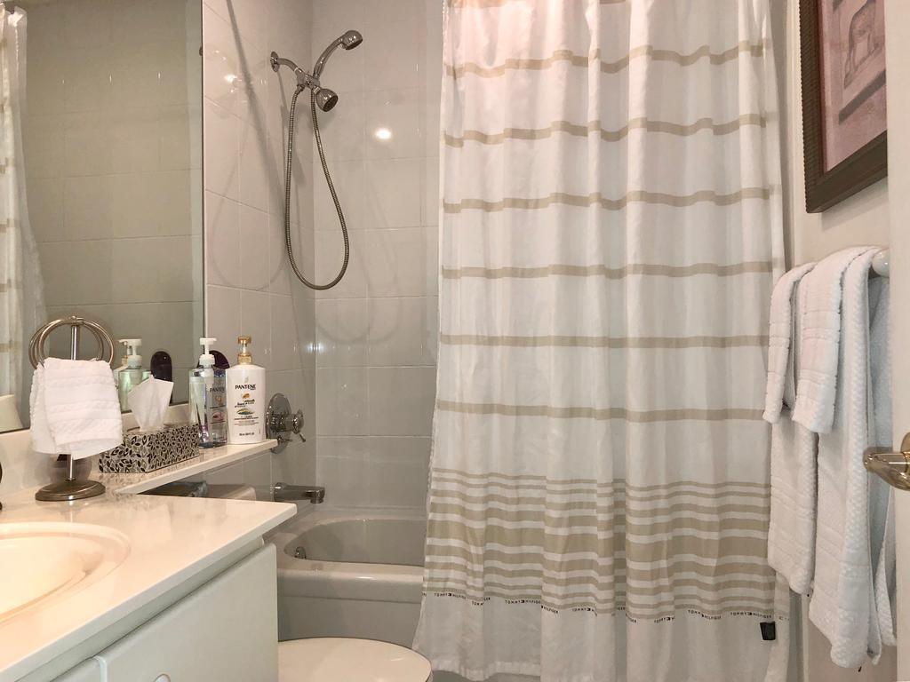 City - Downtown Toronto, Simcoe Street Apartment