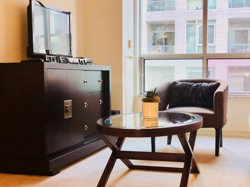 City - Downtown Toronto, Simcoe Street Apartment Toronto