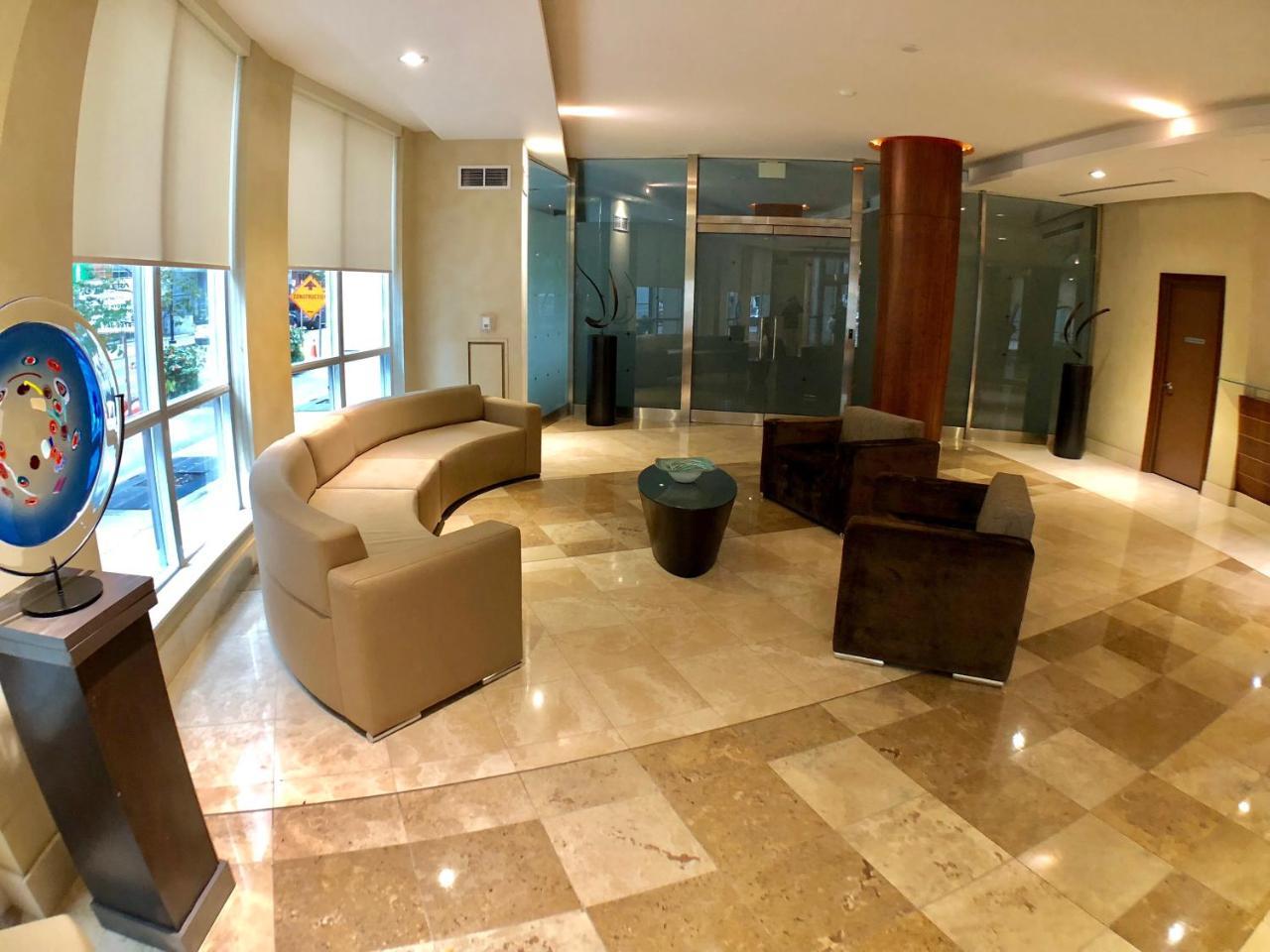 City - Downtown Toronto, Simcoe Street Apartment *