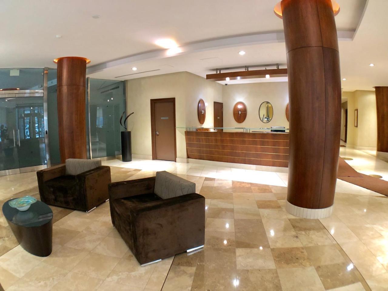 City - Downtown Toronto, Simcoe Street Apartment Toronto