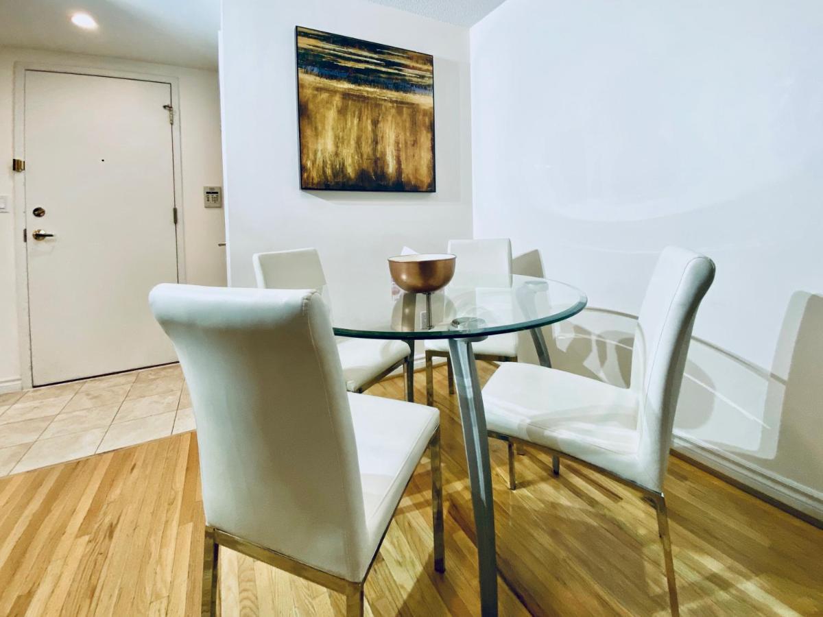 City - Downtown Toronto, Simcoe Street Apartment *